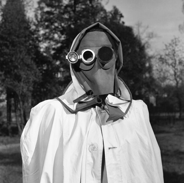  1957 жылы Гамбургте радиоактивті химикаттардан қорғаныс құралы  ретінде осындай бетке арналған маска ұсынылды. - Sputnik Қазақстан