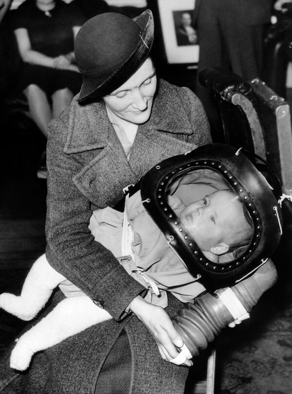 Противогаз для детей в возрасте до двух лет, известный как детский шлем, был впервые продемонстрирован 13 марта 1939 года в мэрии Холборн в Лондоне - Sputnik Казахстан