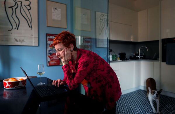 FILE PHOTO: Francesca Valagussa, 40, works at her home at lunchtime, in Rome, Italy, March 16, 2020. Italy entered its seventh day of a nationwide coronavirus lockdown after the Italian government has restricted movements for citizens and decided to shut down restaurants and shops.  - Sputnik Казахстан