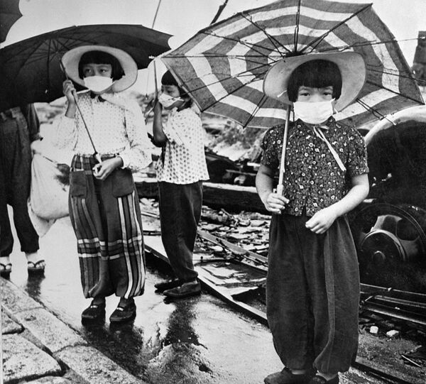 1948 жылы Хиросимада жарылған бомбаның радиациялық әсерінен қорғайтын бетперде киген балалар. - Sputnik Қазақстан