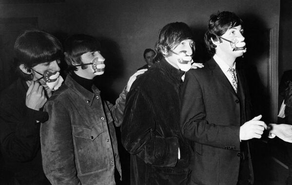 1965 жылы Beatles тобының мүшелері Манчестердегі Эй-Би-Си кинотеатрында өнер көрсету үшін түтінге қарсы қорғаныс маскаларымен келді.  - Sputnik Қазақстан