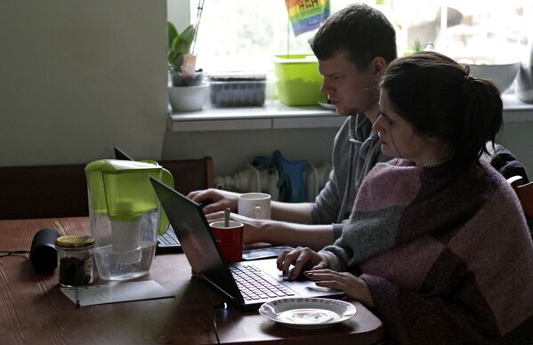 Two people work from home during the outbreak of coronavirus disease (COVID-19), in Gdynia, Poland, March 16, 2020. Picture taken March 16, 2020.  - Sputnik Казахстан