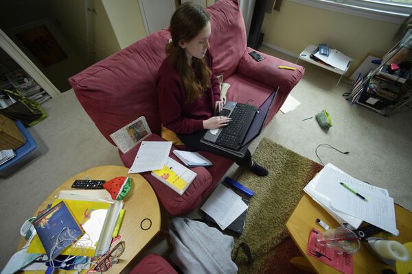 Kirsten Martin, 16, a Kell High School student works from home due to the Coronavirus outbreak, Tuesday, March 17, 2020, in Kennesaw, Ga. Coronavirus infections across the country reached approximately 4,700, and the death toll climbed to at least 93, with more than half of the victims from Washington state. Worldwide, more than 7,300 have died.
Кирстен Мартин учится удаленно из дома в Кеннесо, штат Джорджия - Sputnik Казахстан