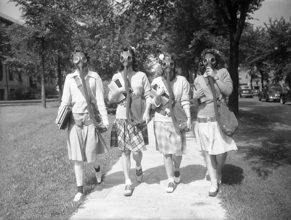 1942 жылы Детройтта студенттерге газдан қорғану маскалары сыналды. Қажет жағдайда АҚШ оларды тексеруден кейін ғана қолдануға сенімді болды. - Sputnik Қазақстан