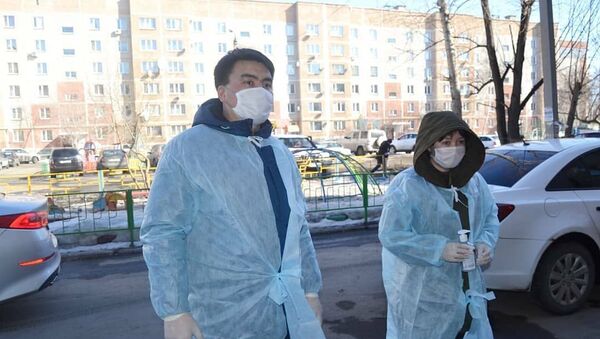 Самал Еслямова вместе с другими волонтерами раздает помощь нуждающимся - Sputnik Казахстан