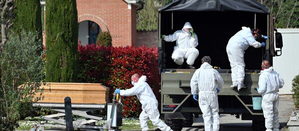 Захоронение погибших от коронавируса в Италии - Sputnik Казахстан