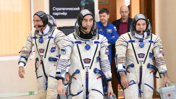 Справа налево: космонавты Роскосмоса Иван Вагнер, Анатолий Иванишин и астронавт НАСА Кристофер Кэссиди  - Sputnik Казахстан