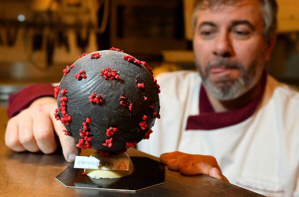 Шоколатье Жан-Франсуа Пре с пасхальным яйцом в форме модели коронавируса - Sputnik Казахстан
