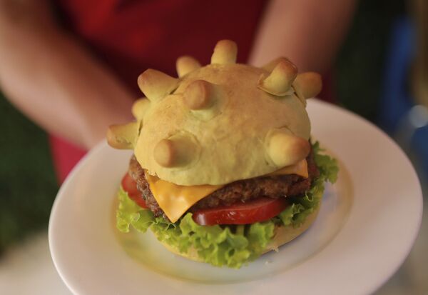 Бургер в форме модели коронавируса в одном из ресторанов Ханоя, Вьетнам - Sputnik Казахстан