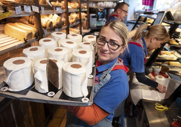 Продавщица пекарни в Дортмунде с кексами, похожими на туалетную бумагу - Sputnik Казахстан