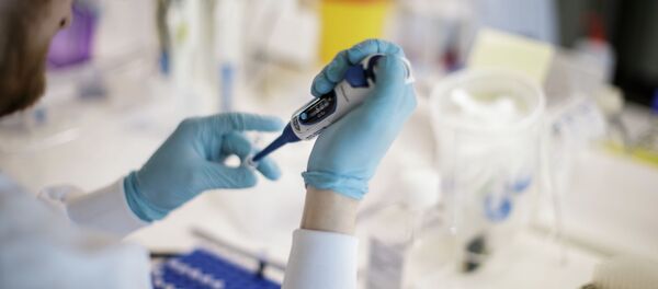 Исследователь работает над вакциной против нового коронавируса COVID-19 в исследовательской лаборатории  - Sputnik Казахстан