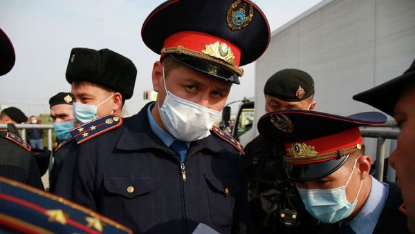 Казахстанский полицейский в маске  - Sputnik Қазақстан