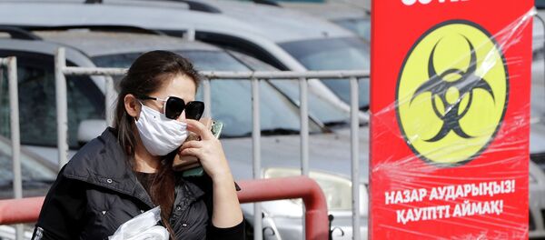 Женщина в защитной маске  - Sputnik Казахстан