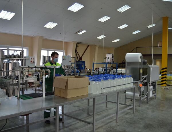 Выпуск антисептического средства наладили в Петропавловске Выпуск антисептического средства наладили в Петропавловске - Sputnik Казахстан