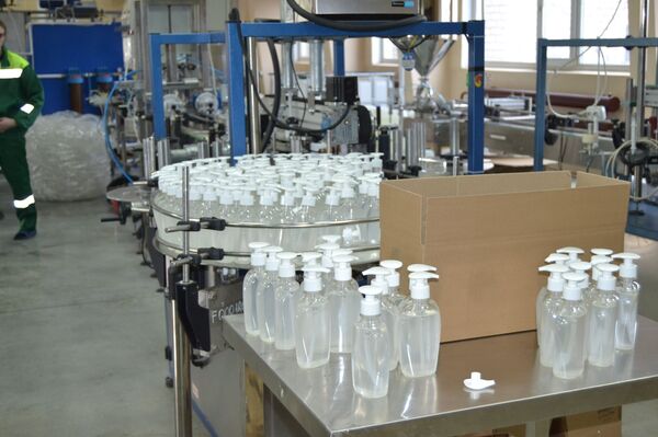 Выпуск антисептического средства наладили в Петропавловске Выпуск антисептического средства наладили в Петропавловске - Sputnik Казахстан