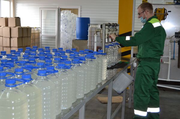 Выпуск антисептического средства наладили в Петропавловске Выпуск антисептического средства наладили в Петропавловске - Sputnik Казахстан