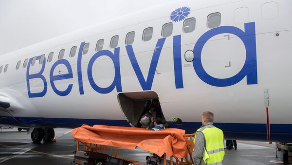Погрузка багажа на самолет компании Белавиа - Sputnik Казахстан