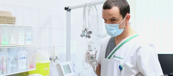 Медработник в маске готовит препараты для пациента - Sputnik Казахстан