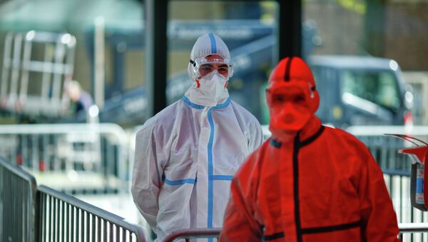 Медики в защитных костюмах готовятся принять пациента с коронавирусом  - Sputnik Қазақстан