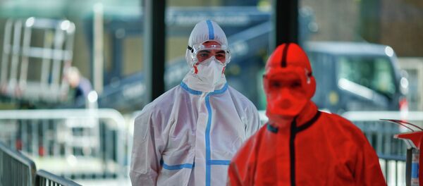 Медики в защитных костюмах готовятся принять пациента с коронавирусом  - Sputnik Қазақстан