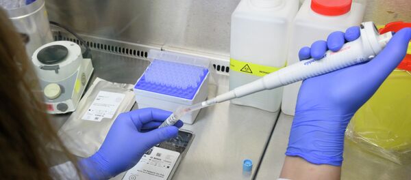 Сотрудник лаборатории исследует пробу на коронавирус в пробирке  - Sputnik Казахстан