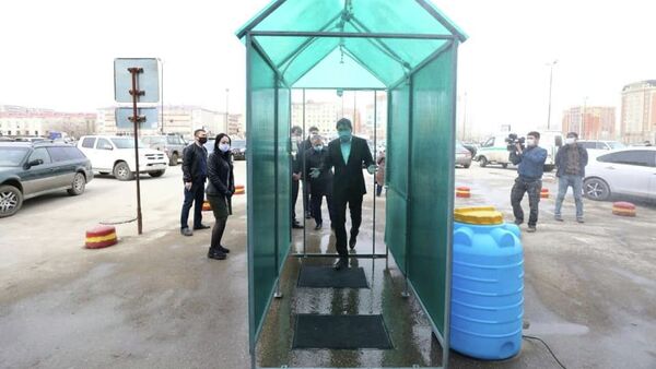  В Актобе при одном из гипермаркетов открыли туннель дезинфекции, который обеззараживает посетителей - Sputnik Казахстан
