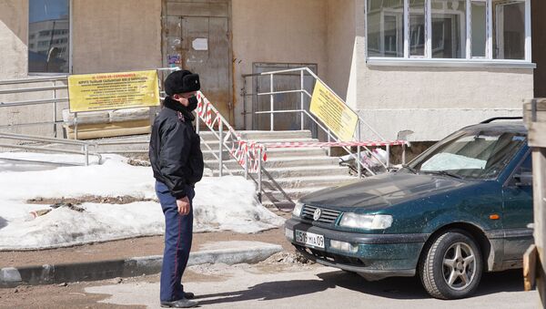 Подъезд жилого дома закрыли на карантин в  мкр. Жагалау-3 - Sputnik Казахстан