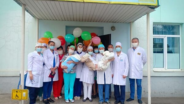 Женщину с тройней выписали из больницы и вывезли из карантинного Алматы - Sputnik Казахстан