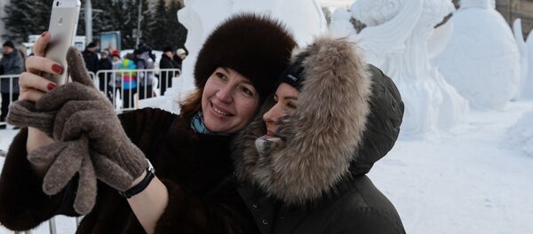 Женщины делают селфи на фоне фигур из снега Женщины делают селфи на фоне фигур из снега - Sputnik Казахстан