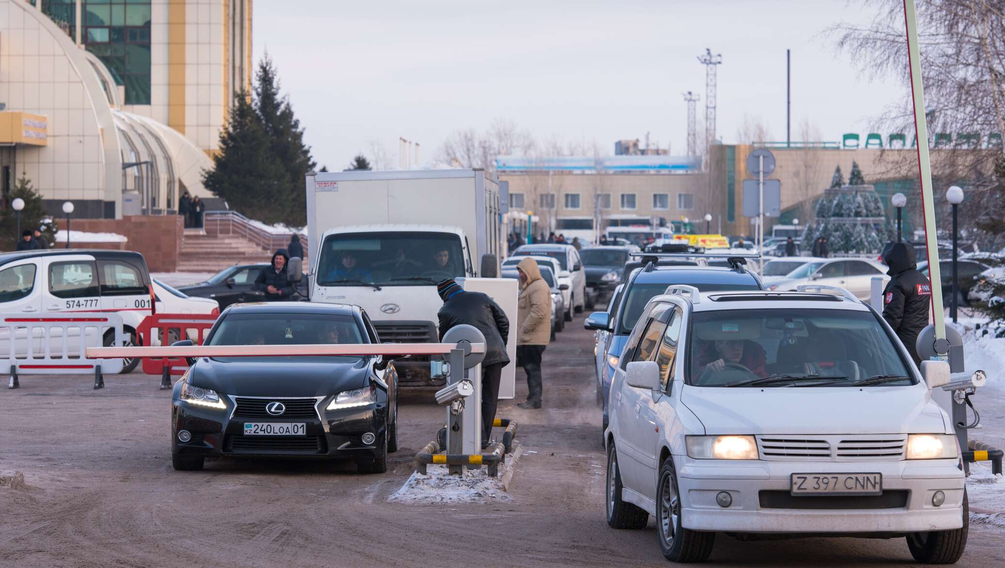 Такси астана аэропорт астаны. Парковка в аэропорту Астаны. Платная парковка Астана. Астана стоянка грузовой. Аэропорт Астана зимой.
