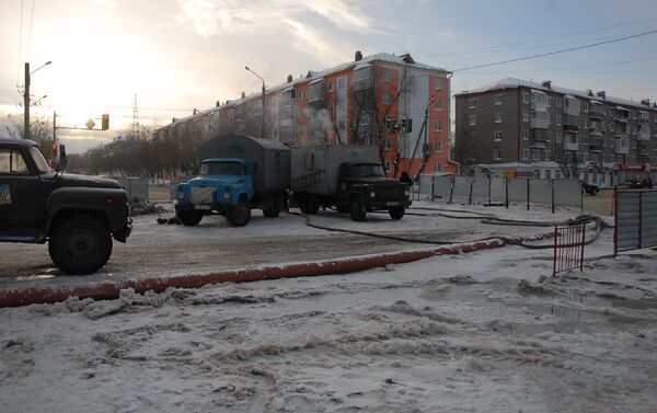 Аварию на водоводе, в результате которой залиты центральные улицы, устраняют в Петропавловске - Sputnik Казахстан