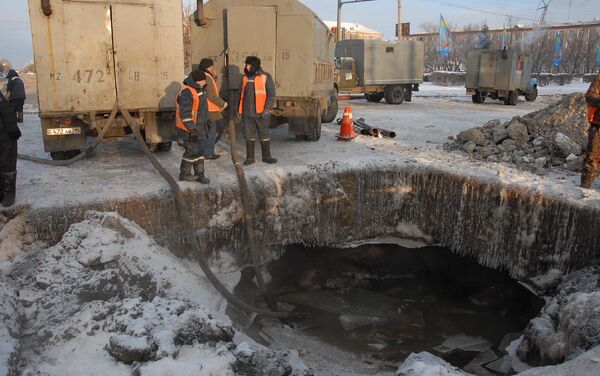 Аварию на водоводе, в результате которой залиты центральные улицы, устраняют в Петропавловске - Sputnik Казахстан