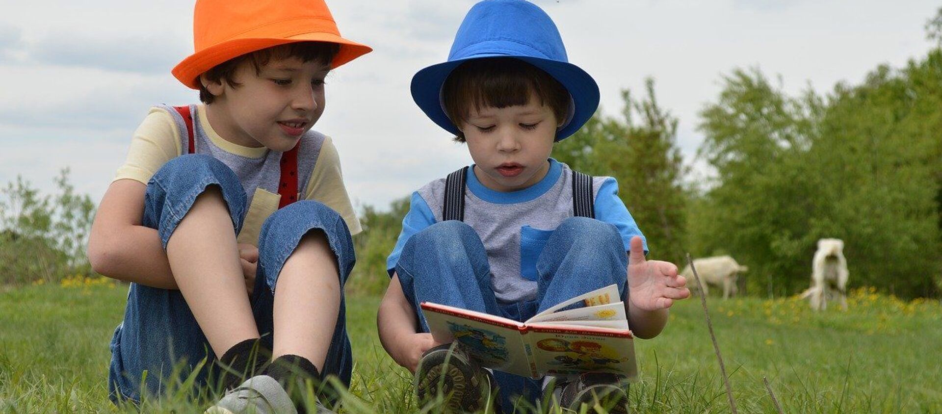 Дети читают книгу - Sputnik Казахстан, 1920, 02.04.2020