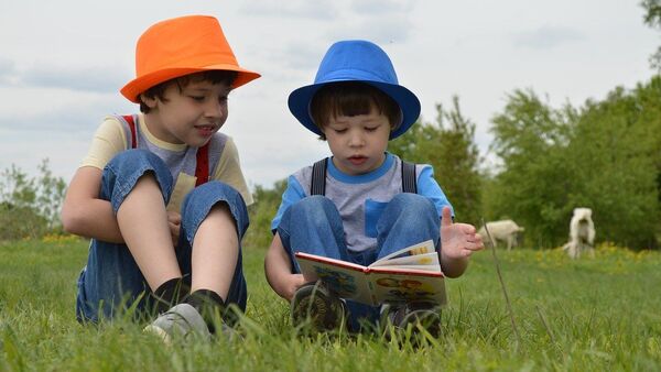 Дети читают книгу - Sputnik Казахстан