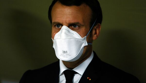 Президент Франции Эммануэль Макрон в медицинской маске - Sputnik Қазақстан
