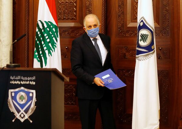 Lebanon's Interior Minister, Mohammad Fahmi wears a protective mask as he arrives for a news conference, after Lebanese Prime Minister, Hassan Diab asked the security forces on Saturday to enforce stricter measures to keep people indoors and prevent gatherings to curb the coronavirus disease (COVID-19) outbreak, in Beirut, Lebanon March 22, 2020. 
Министр внутренних дел Ливана Мохаммед Фахми - Sputnik Казахстан