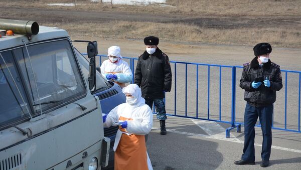 Медики вместе с полицейскими  дежурят на блокпостах вокруг Петропавловска  - Sputnik Қазақстан