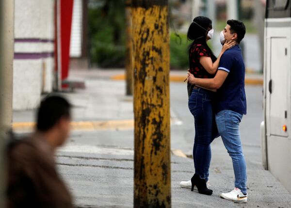 Пара в масках в мексиканском городе Монтеррей, Мексика - Sputnik Казахстан