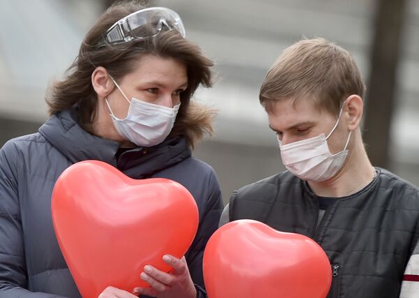 Пара в масках и с шариками в центре Киева, Украина - Sputnik Казахстан