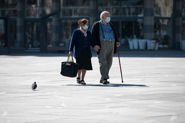 Пожилая пара в масках на улице в Белграде - Sputnik Казахстан