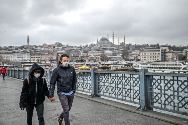 Пара в масках на улице Стамбула, Турция - Sputnik Казахстан