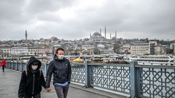 Пара в масках на улице Стамбула, Турция - Sputnik Қазақстан