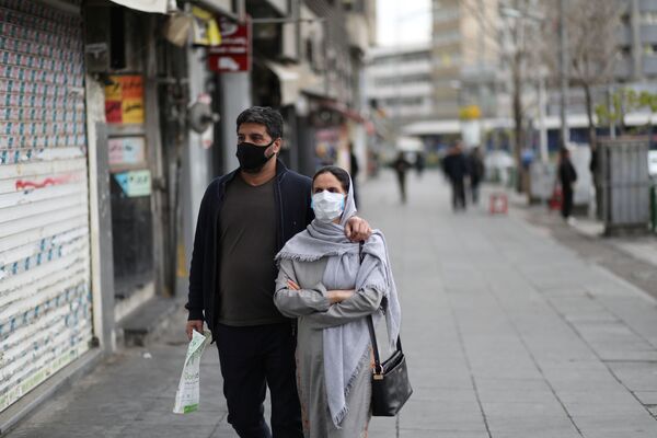 Пара в масках на улице в Тегеране, Иран - Sputnik Казахстан