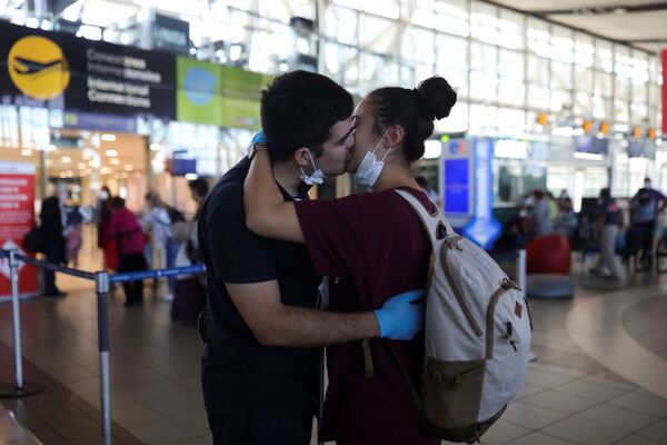 Пара в в международном аэропорту в Сантьяго, Чили - Sputnik Казахстан