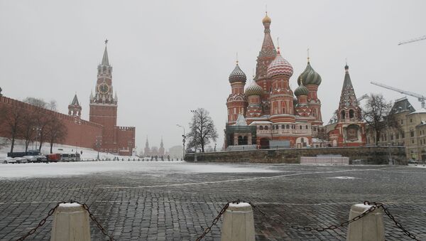 Показывающие полдень часы на Спасской башне Московского кремля  в период пандемии коронавируса - Sputnik Казахстан