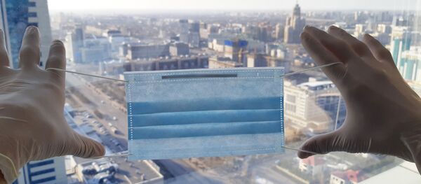 Медицинская маска на фоне панорамы города Медицинская маска на фоне панорамы города - Sputnik Казахстан