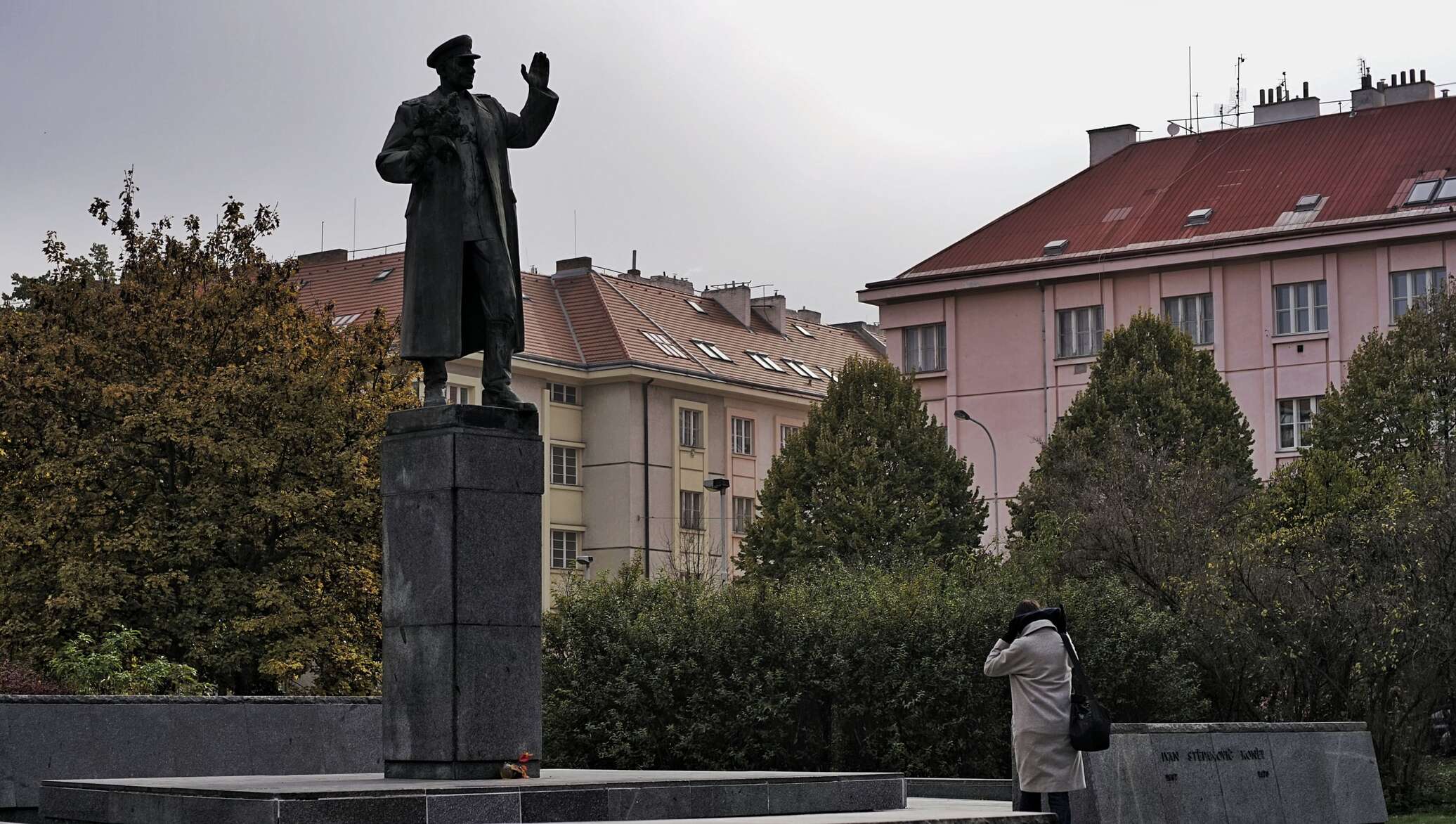 Памятник коневу в праге. Памятник Коневу в Чехии. Конев в Праге. Памятник маршалу Коневу. Памятник Коневу в Москве.