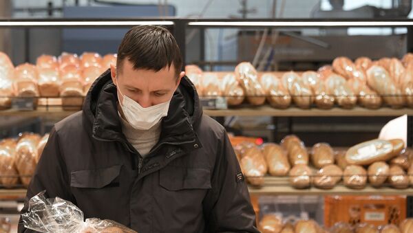 Покупатель в хлебном отделе магазина, архивное фото - Sputnik Казахстан