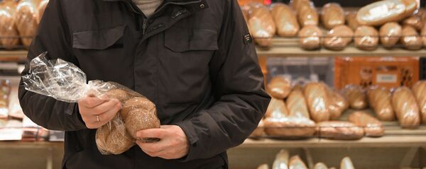 Покупатель в хлебном отделе магазина Покупатель в хлебном отделе магазина - Sputnik Казахстан