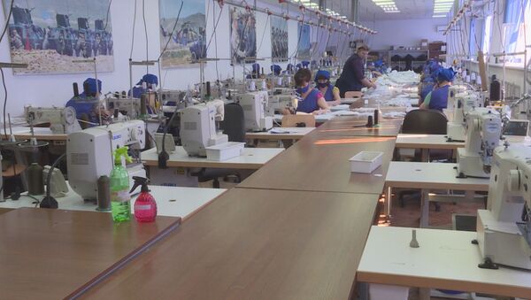 Рабочие завода обеспечены масками, их шьют здесь же - Sputnik Казахстан
